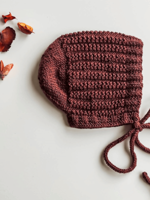 Bonnet Oaks, patrón de tejido para bebé en punto bobo 2x2, gorro tejido a mano de la Colección Oak.